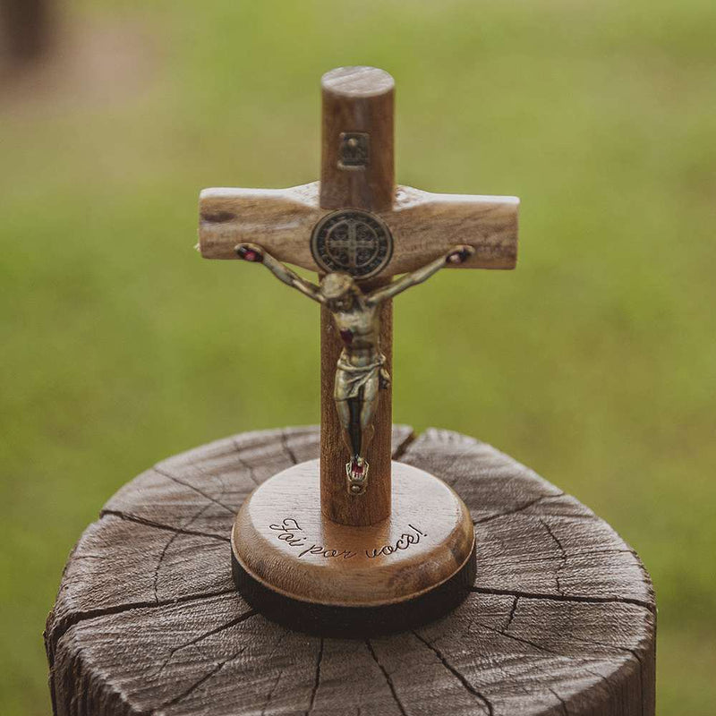 Crucifixo para mesa 7 cm - 'Foi por você' - Com Medalha de São Bento